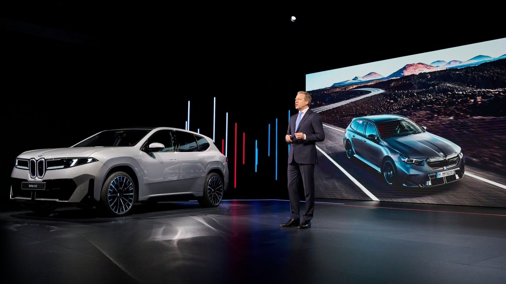 Oliver Zipse på BMW Group Annual Conference 2026 bredvid BMW iX3