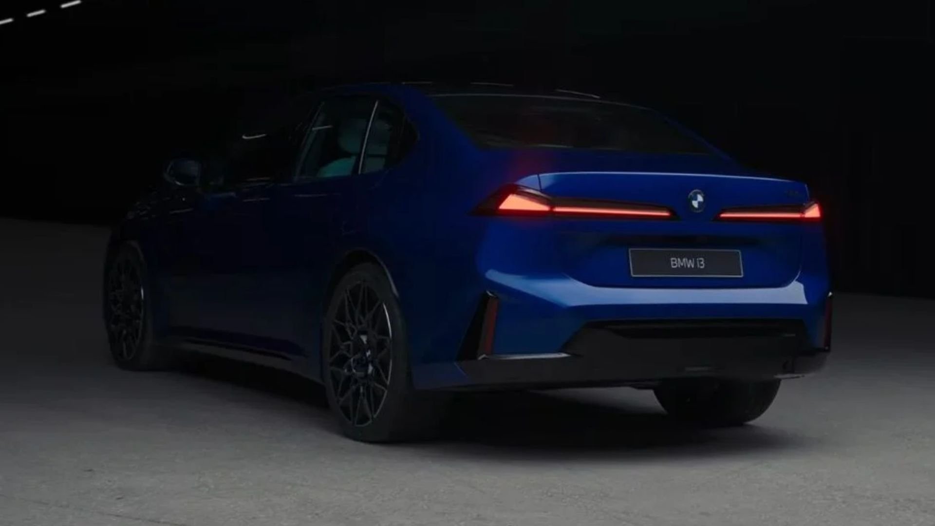 BMW i3 i bakre trekvartsvy med smala bakljus och blå kaross