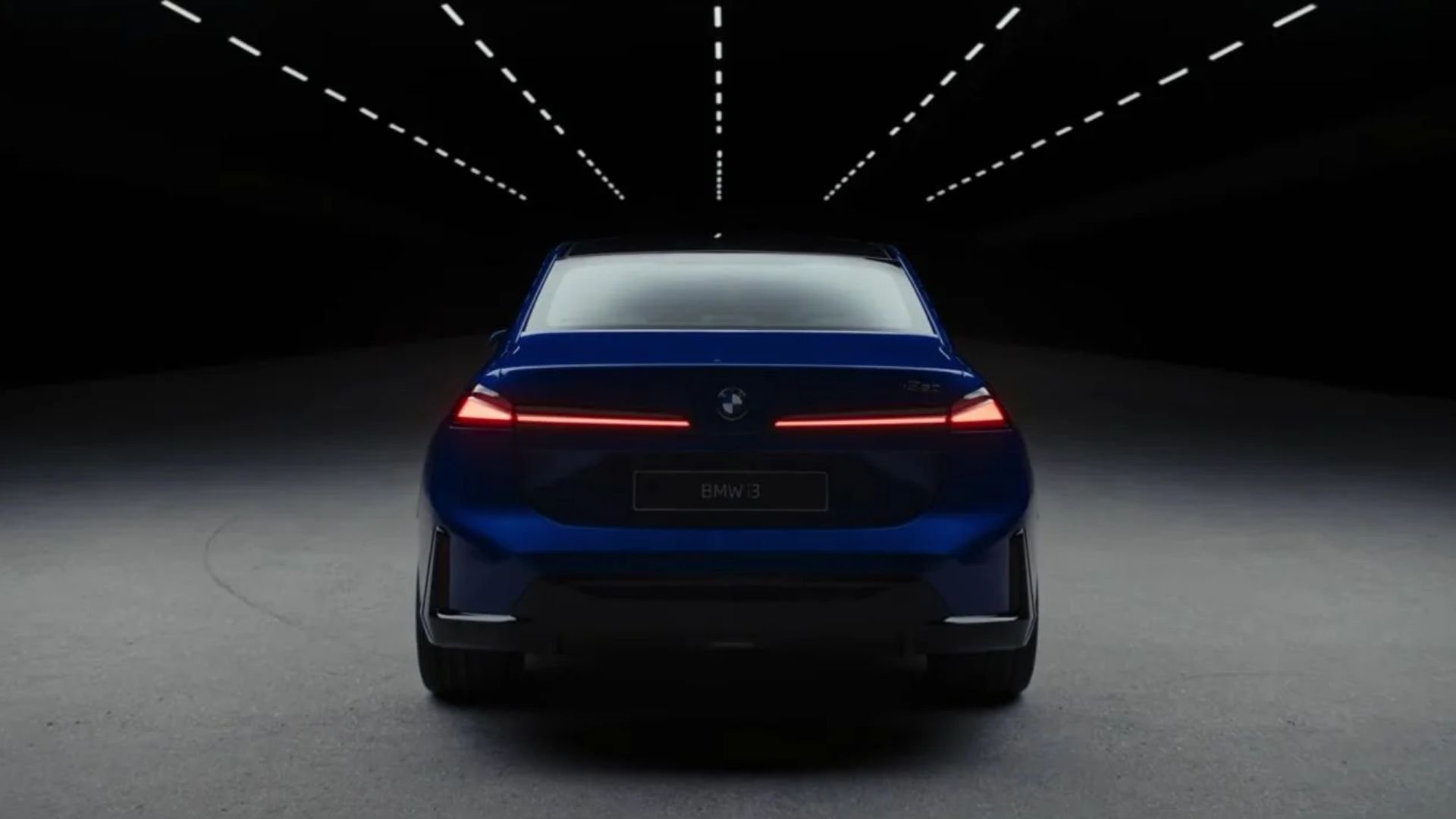 BMW i3 bakifrån med smala horisontella bakljus i Neue Klasse-design