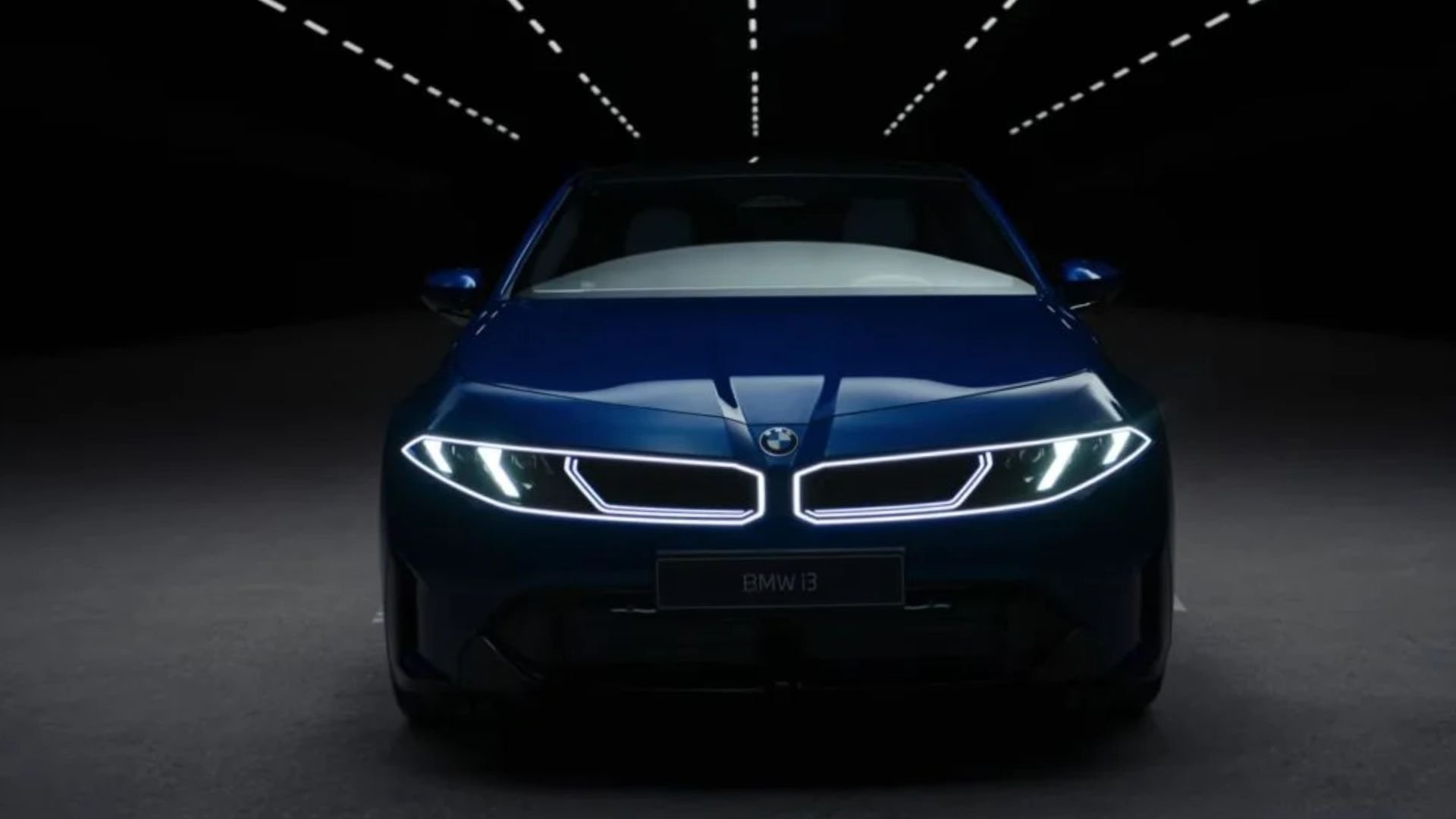 BMW i3 framifrån i produktionsversion med upplyst front och nya ljussignaturen för Neue Klasse