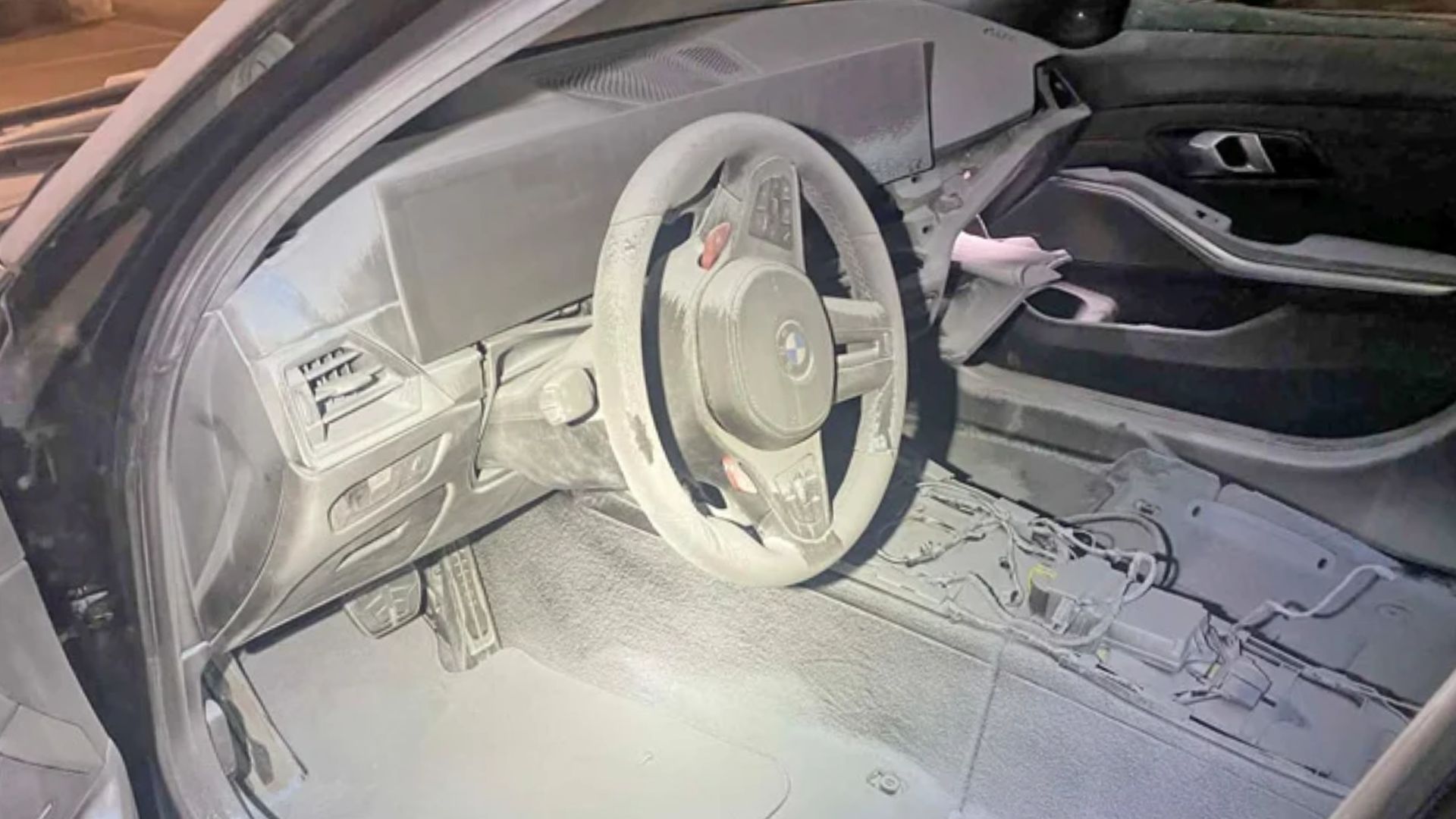 Interiören i en BMW M3 CS efter stöld i Solna där stora delar av kupén monterats bort