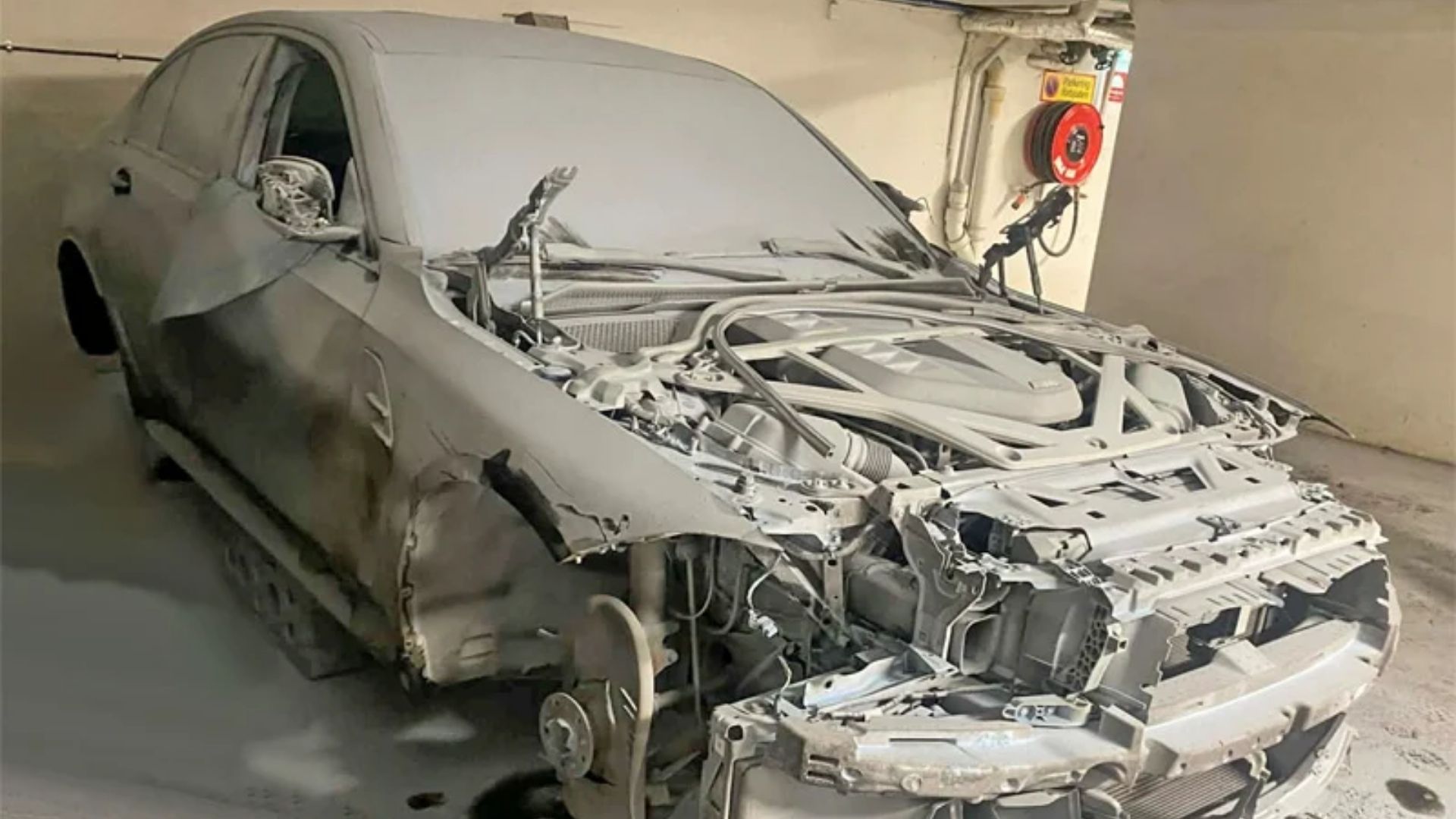 Slaktad BMW M3 CS i garage i Solna efter stöld där stora delar av bilen monterats bort
