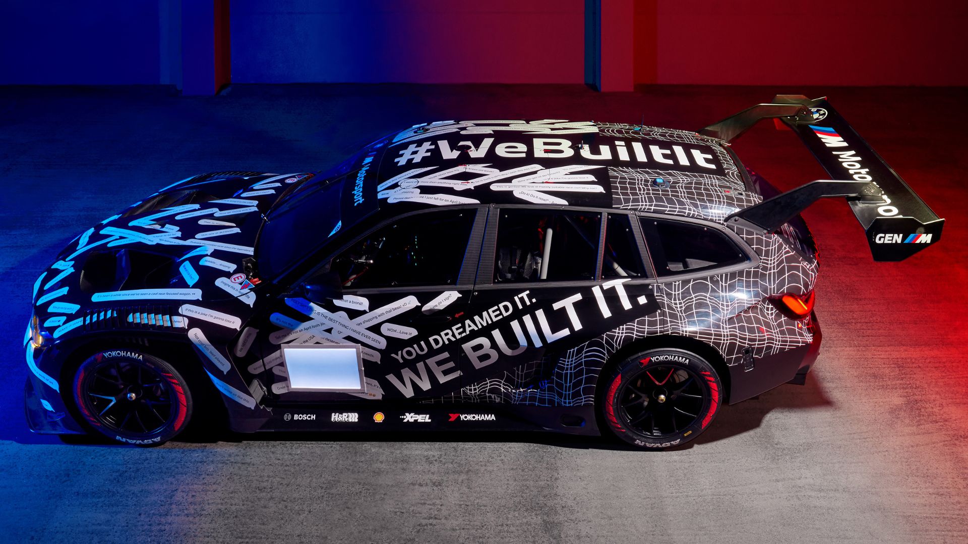 BMW M3 Touring 24H i sidovy med racingkaross och stor bakvinge