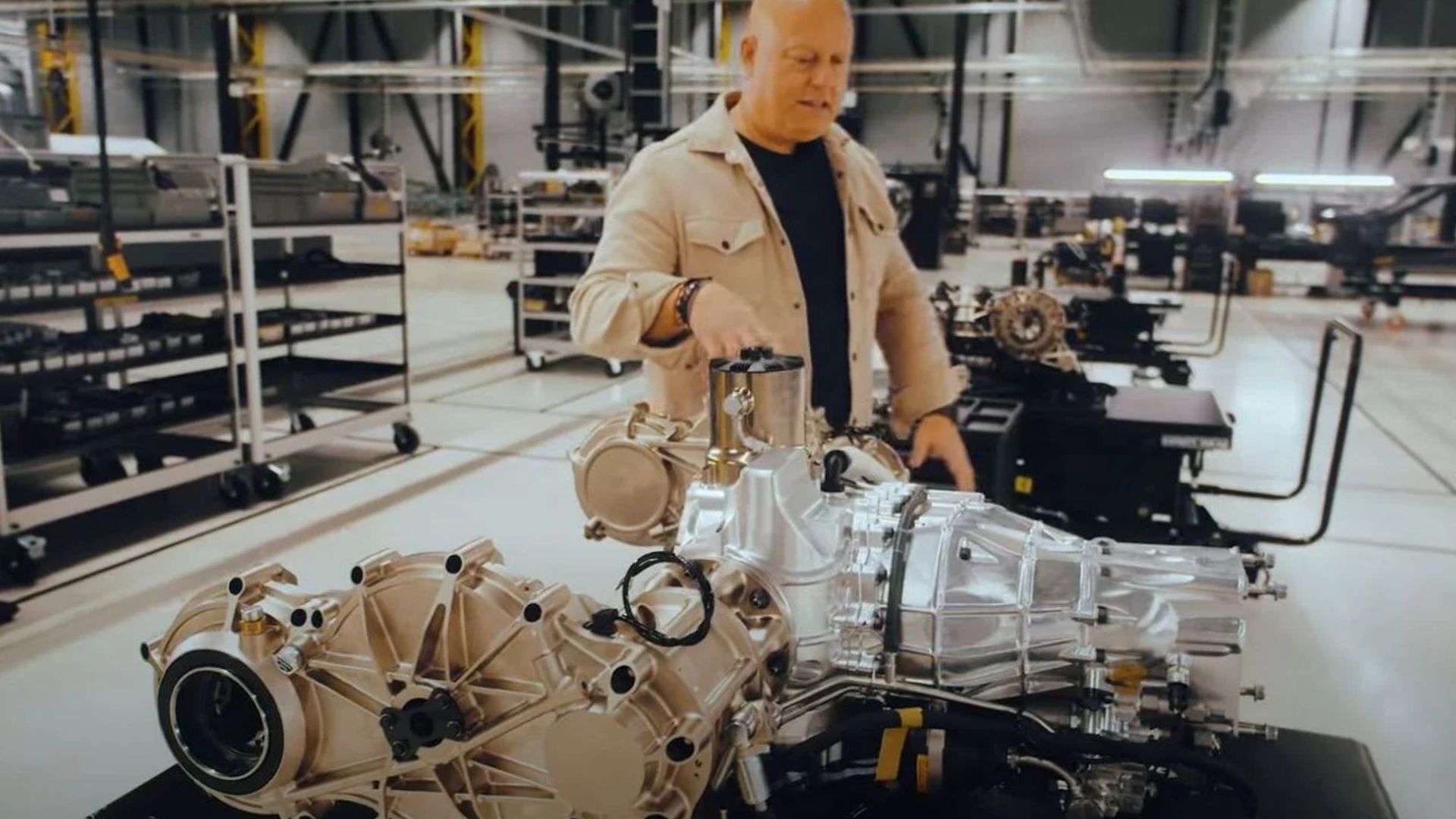 Christian von Koenigsegg vid en drivlina i Koenigseggs fabrik