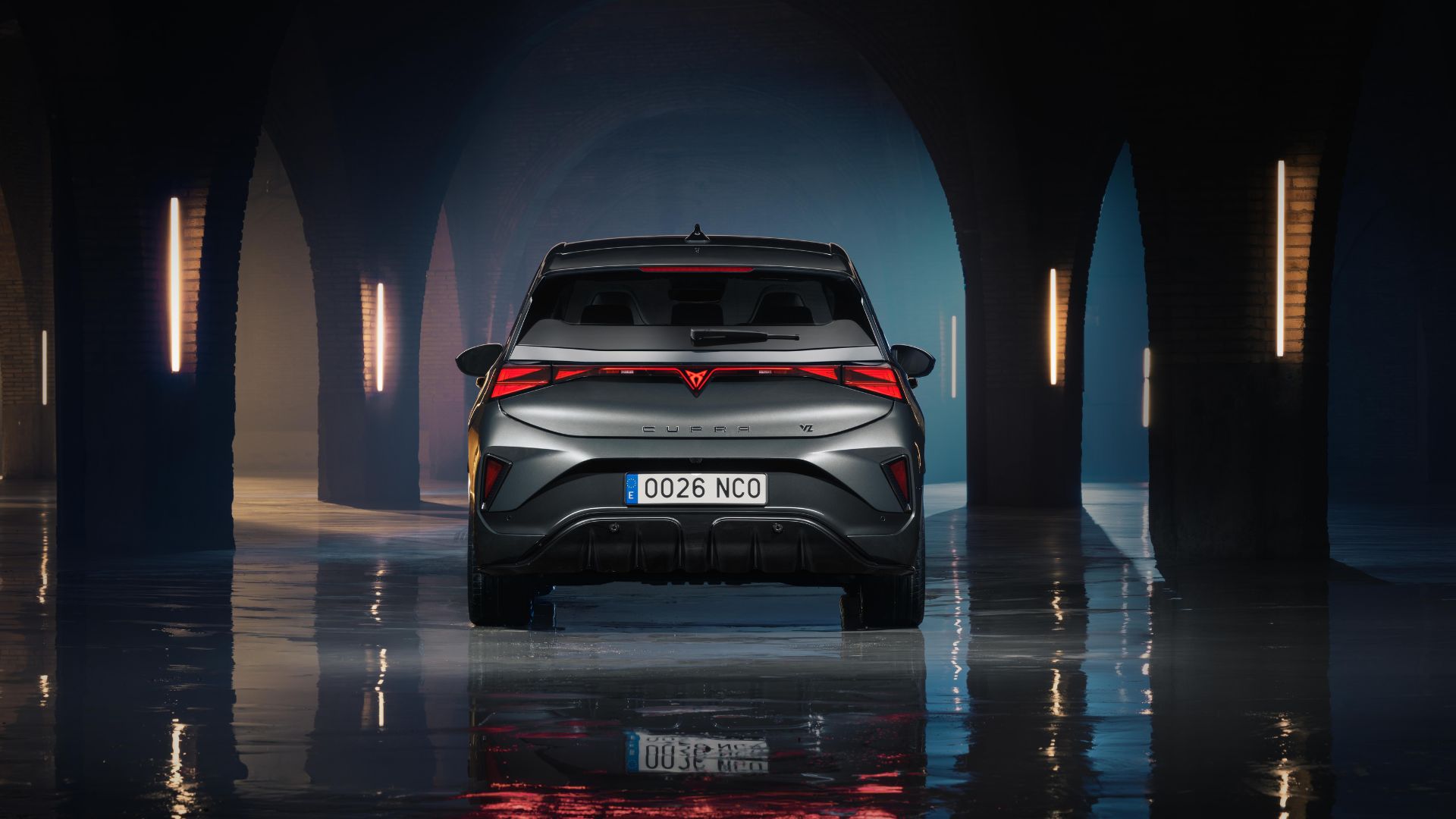 Nya Cupra Born VZ 2026 bakifrån med diffusor och upplyst CUPRA-logotyp i 3D-bakljuset