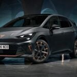 Nya Cupra Born VZ 2026 framifrån med triangulära Matrix LED-strålkastare och kopparfälgar