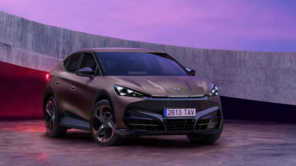 Cupra Tavascan snett framifrån i mörk miljö.