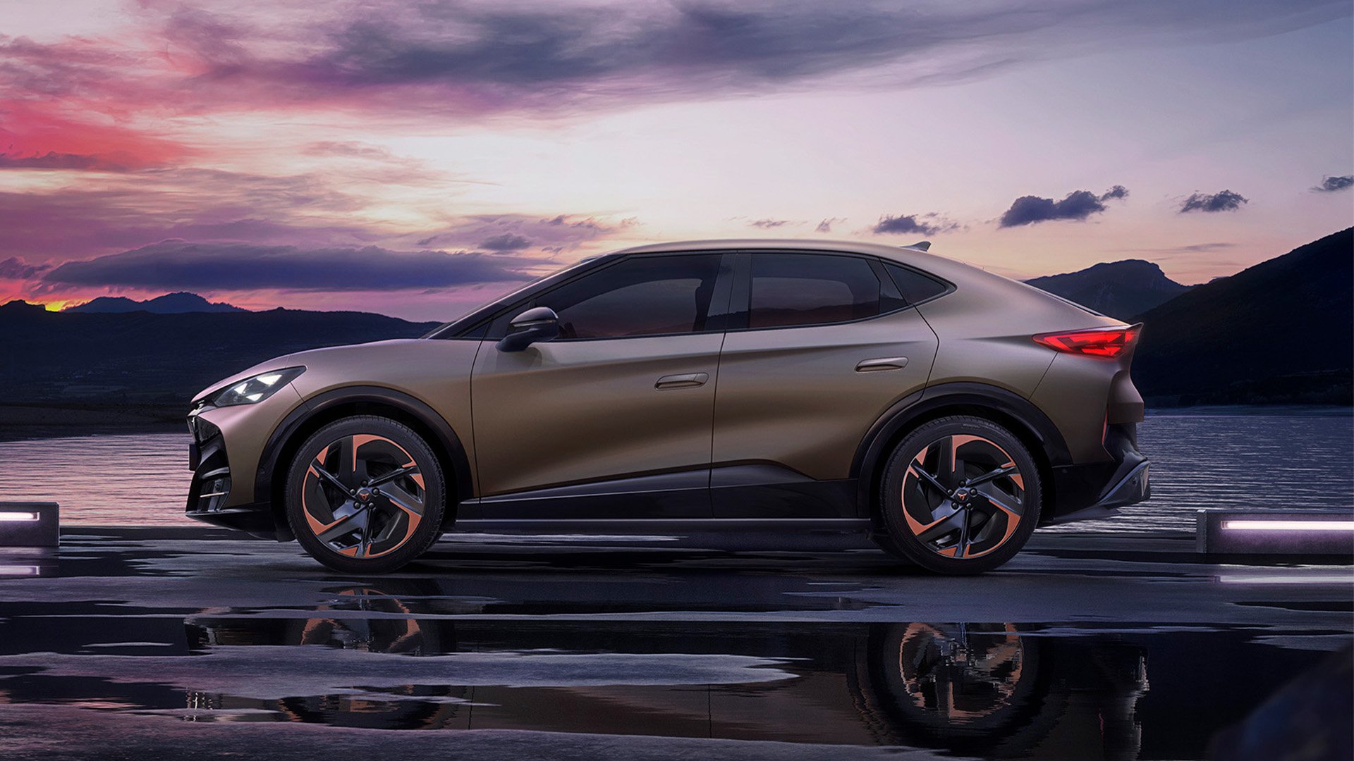 Cupra Tavascan i profil i mörk miljö.