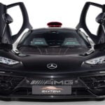 Svart Mercedes-AMG One framifrån med öppna måsvingedörrar
