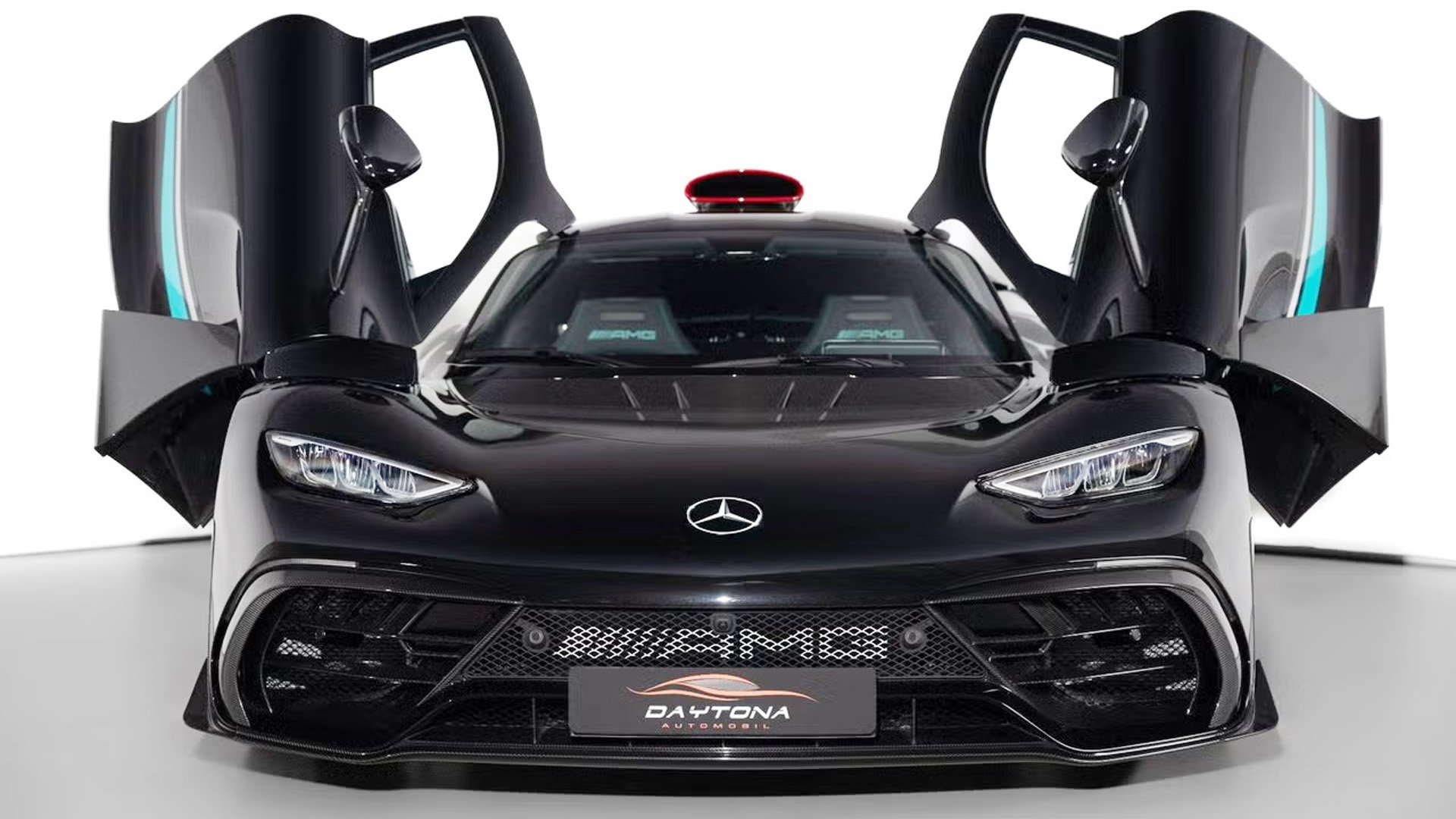 Svart Mercedes-AMG One framifrån med öppna måsvingedörrar