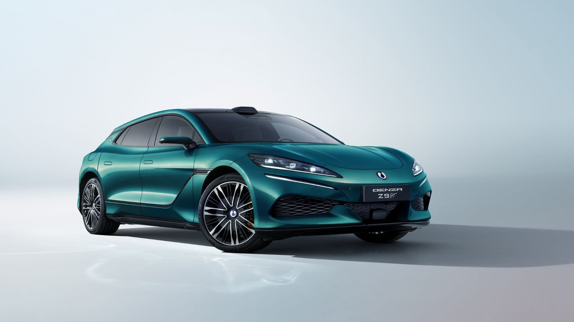 Denza Z9GT i grön metallic under studiofotografering inför Europapremiären