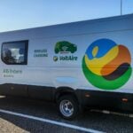 Eltransportbil testas med trådlös laddning på väg i Italien