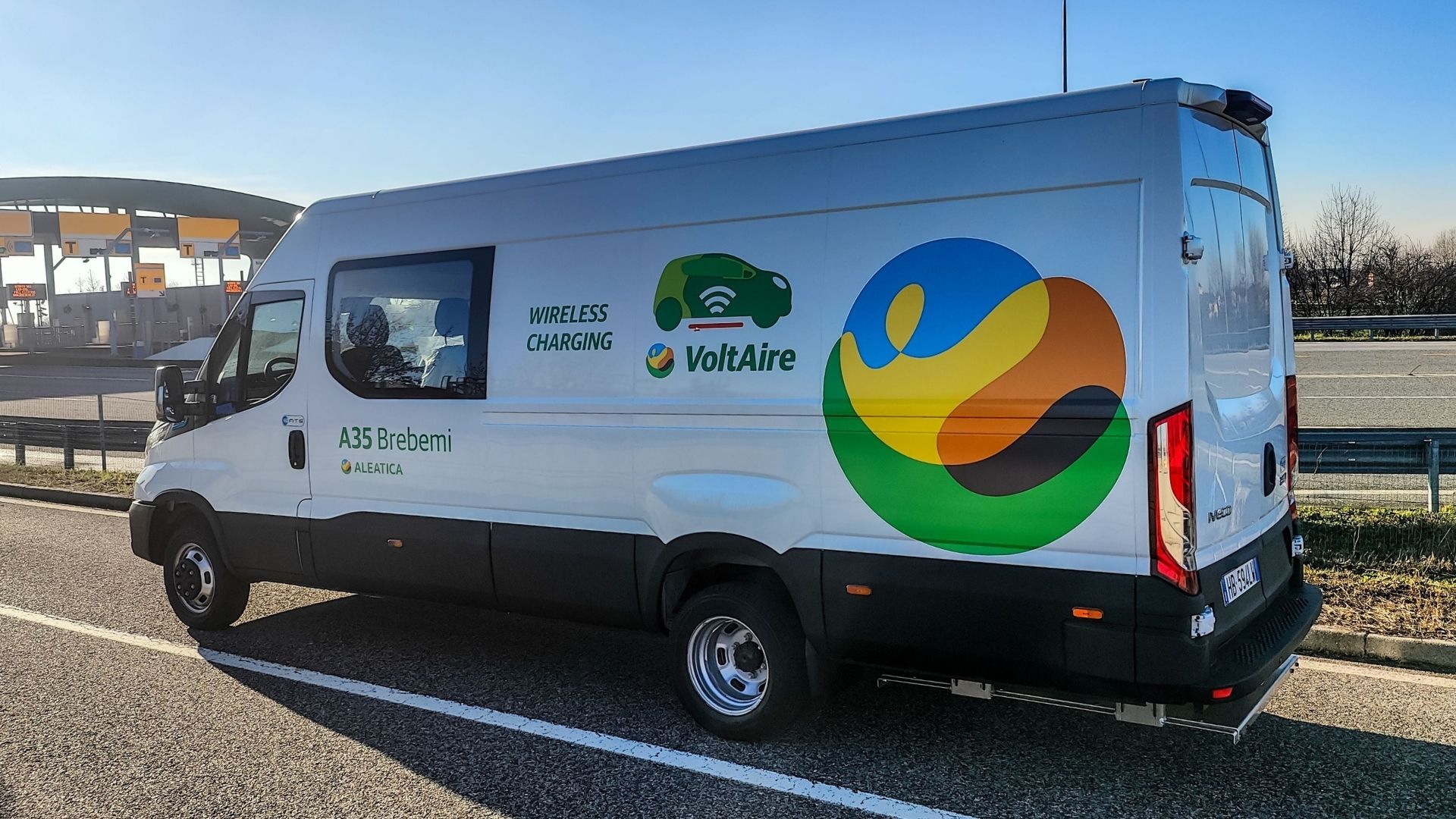 Eltransportbil testas med trådlös laddning på väg i Italien