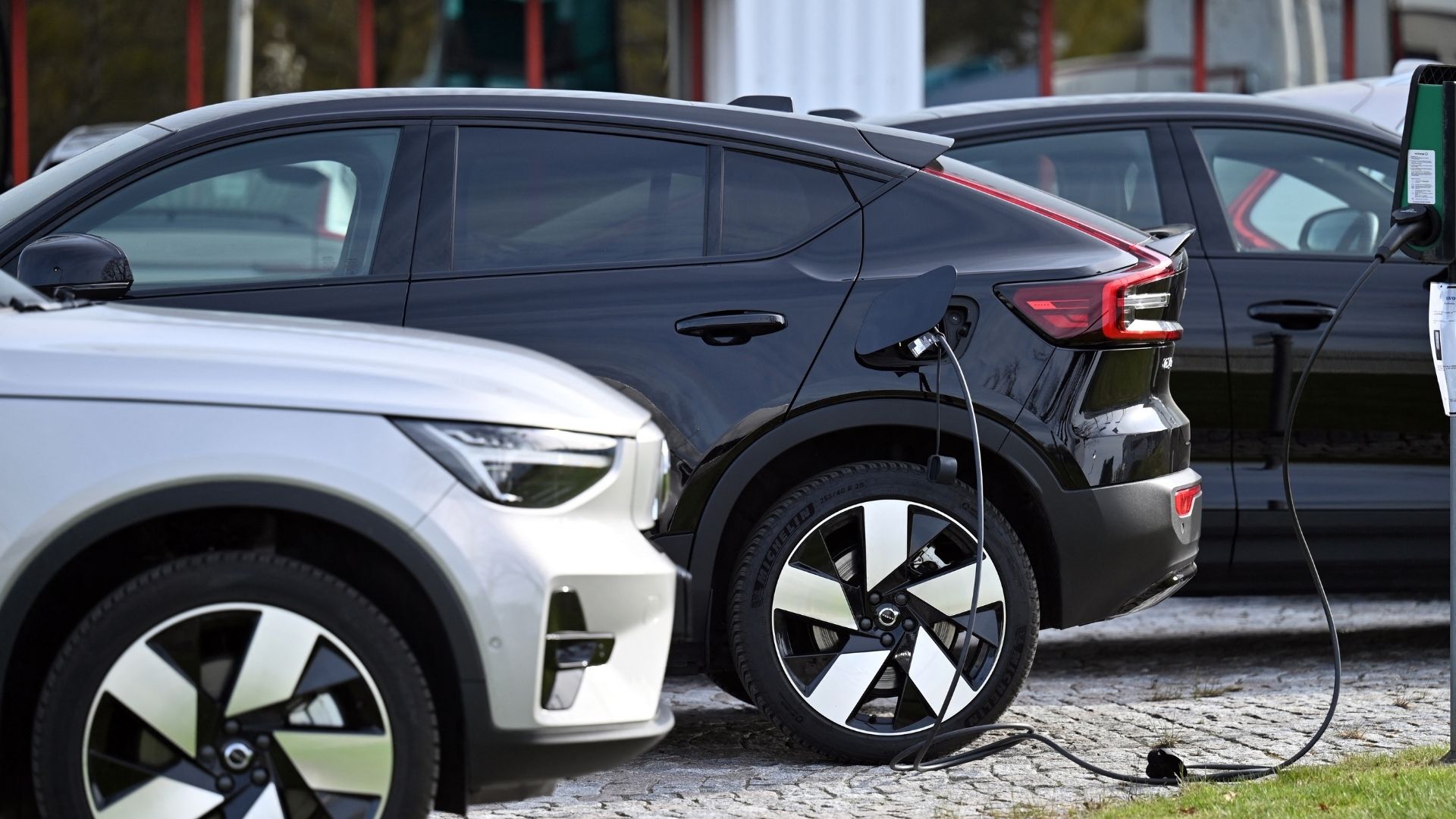 Elbilar laddas vid en publik laddstation