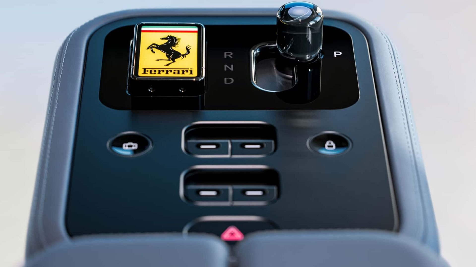 Mittkonsolen i Ferraris kommande elbil med fysiska reglage och växelväljare