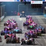 Formel E-bilar i startfältet under ett lopp i världsmästerskapet