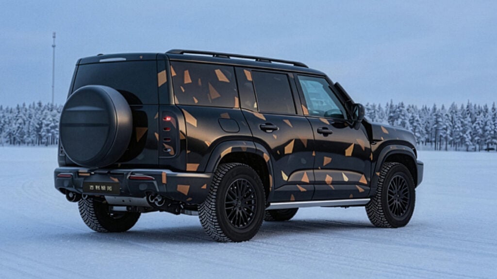 Geely Galaxy Cruiser bakifrån i Arjeplog.