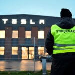 Strejkvakt utanför Teslas lokaler i södra Stockholm.