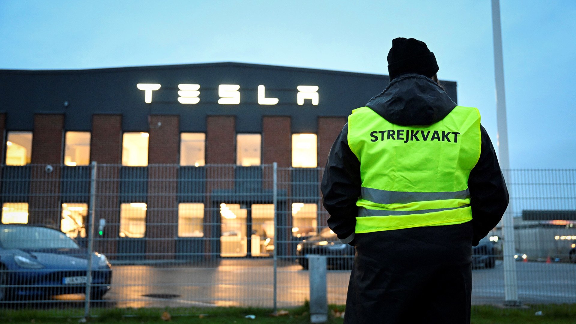 Strejkvakt utanför Teslas lokaler i södra Stockholm.