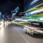 Skakig bil av bilkörning i stad på natten