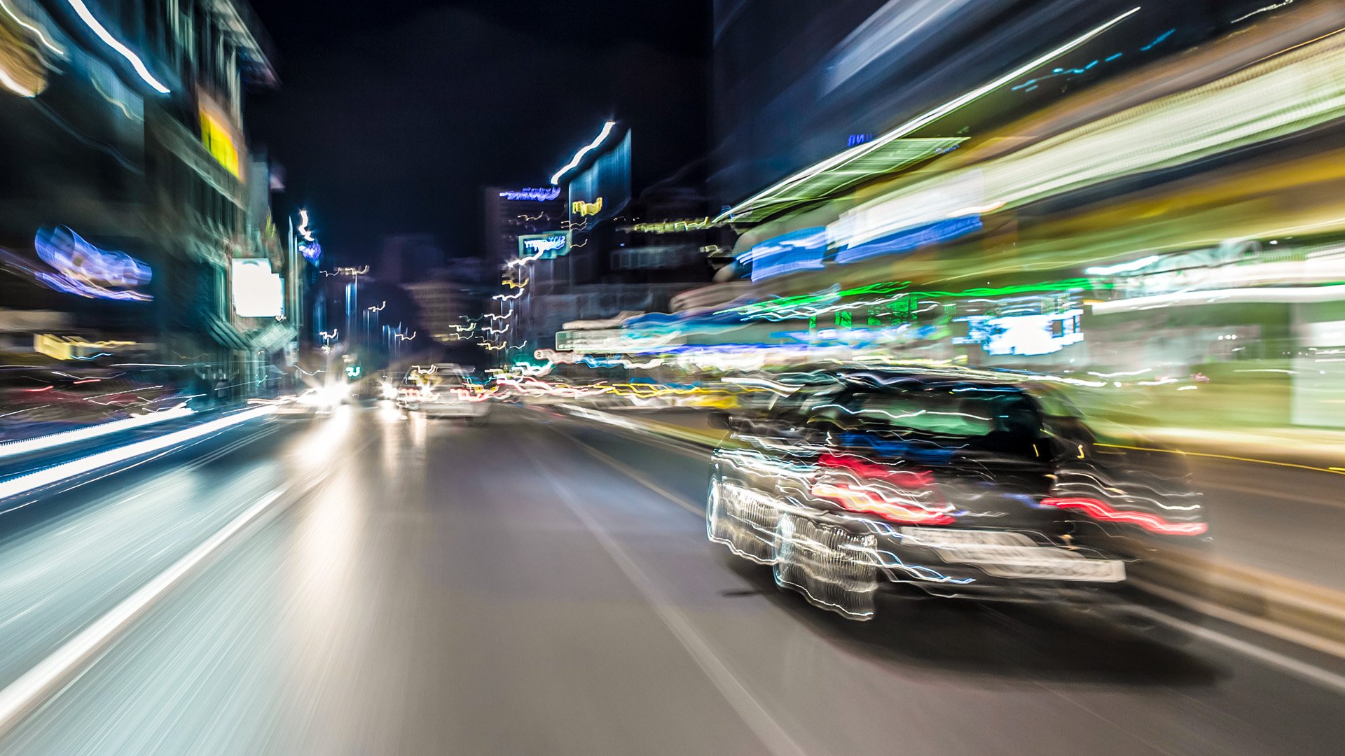 Skakig bil av bilkörning i stad på natten