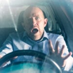 Förvånad medelålders förare