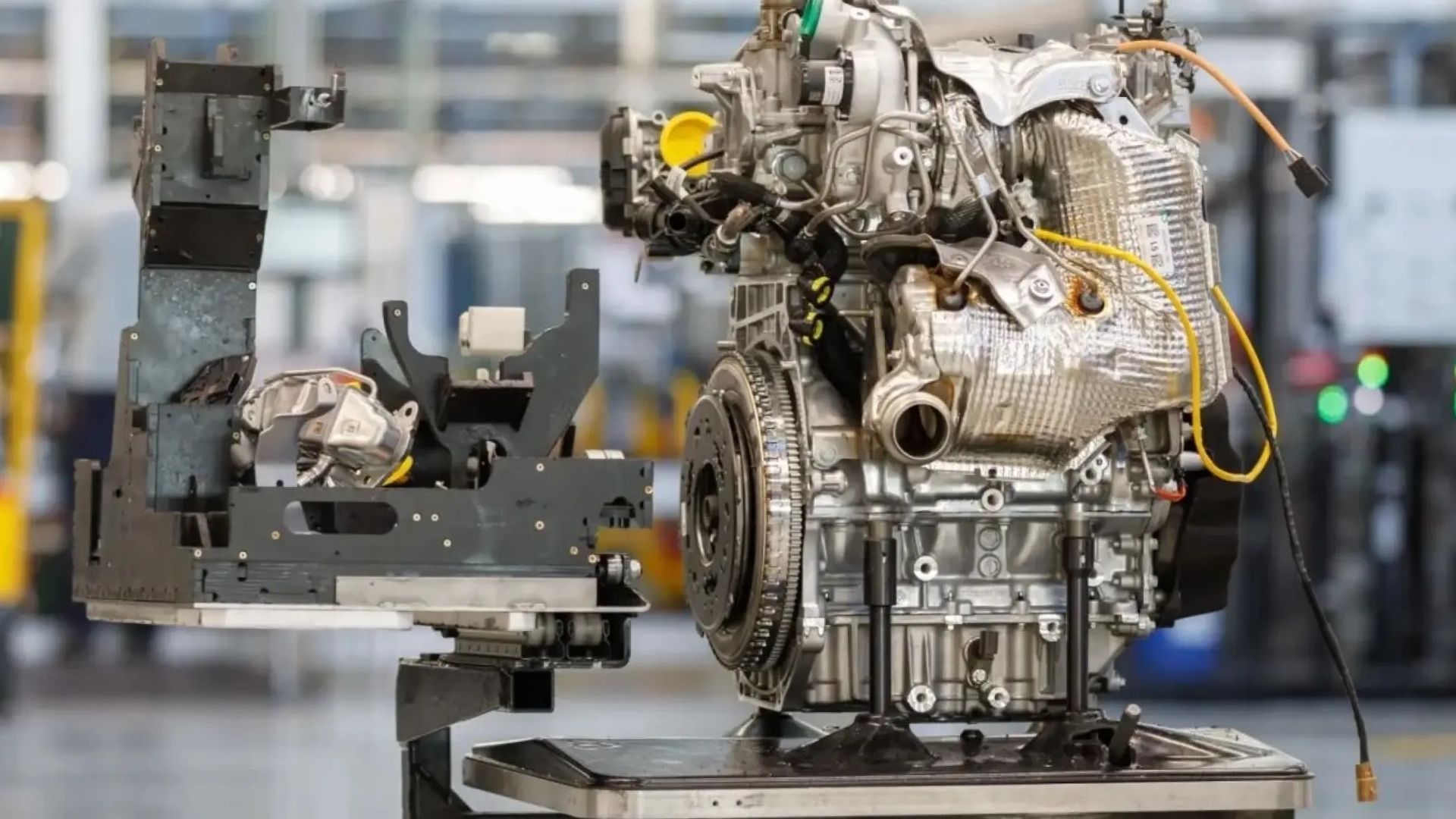 Horse Powertrain H12-hybridmotor uppställd i fabriksmiljö