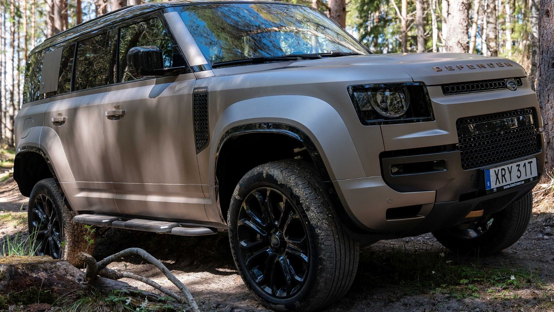 Land Rover Defender Octa i skogsterräng