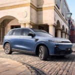 Blå Leapmotor B10 snett framifrån i stadsmiljö.