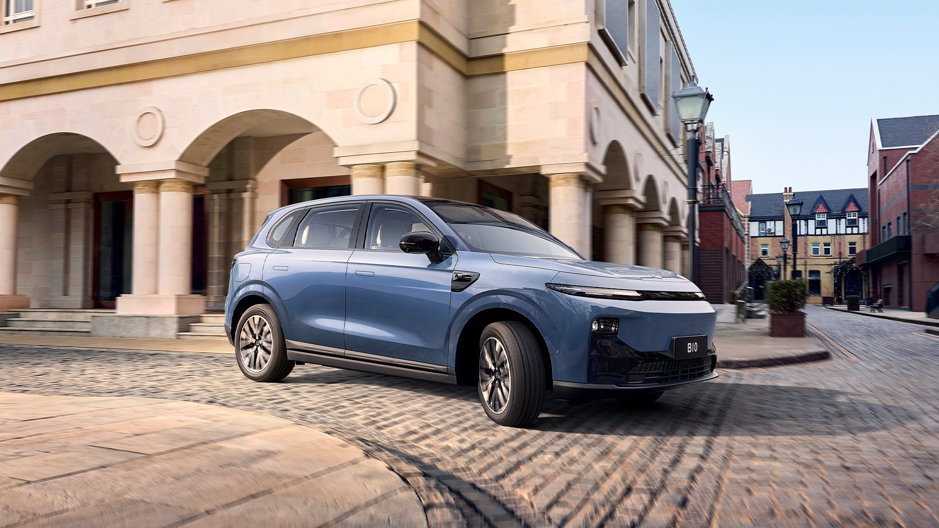 Blå Leapmotor B10 snett framifrån i stadsmiljö.