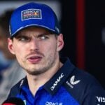 Max Verstappen i Red Bull-kläder intervjuas i depån inför Kinas GP 2026 i Shanghai