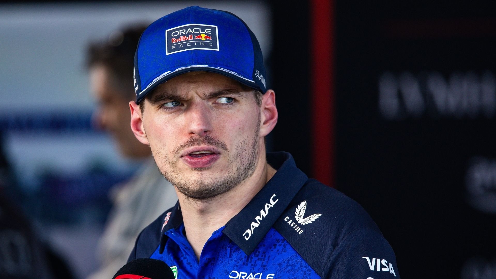 Max Verstappen i Red Bull-kläder intervjuas i depån inför Kinas GP 2026 i Shanghai