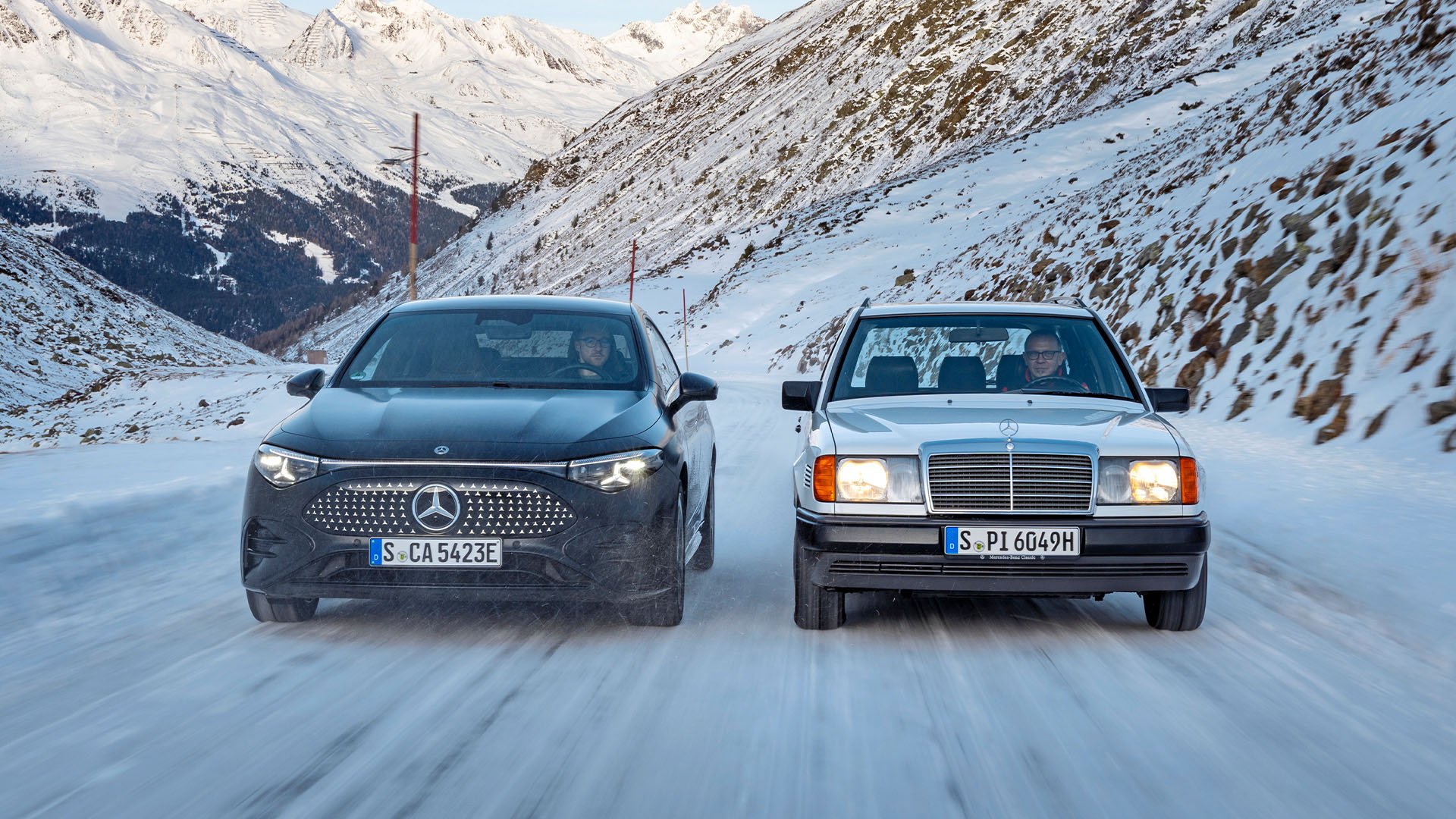 Mercedes-Benz CLA och en 300 TD T 4matic bredvid varandra i fjällmiljö.