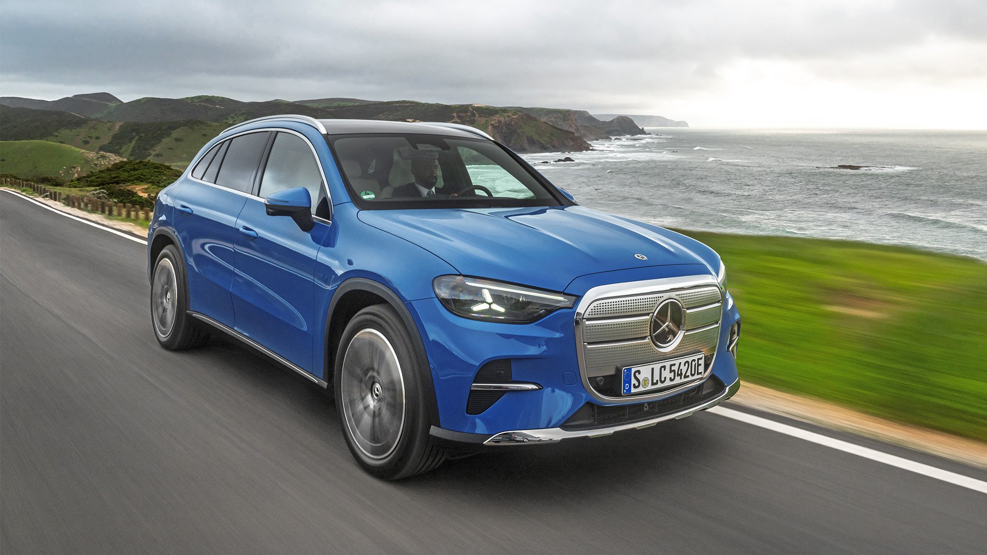 Blå Mercedes-Benz GLC 400 EQ på landsväg fotad snett framifrån.