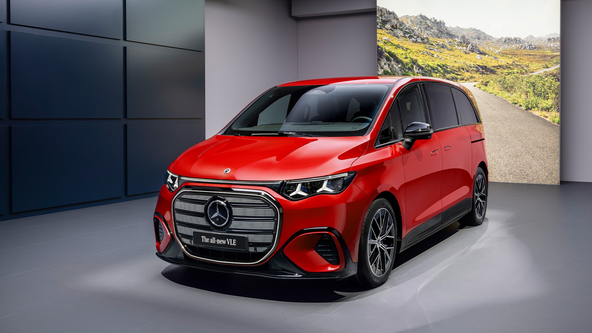 Röd Mercedes-Benz VLE snett framifrån i garage.