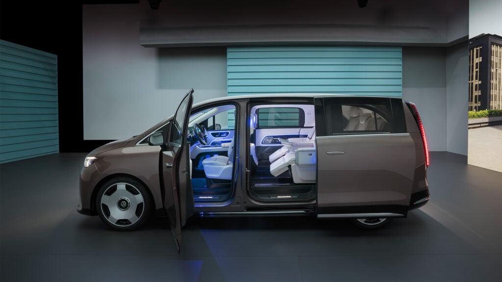 Grå Mercedes-Benz VLE i profil med öppna dörrar.