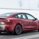 Tesla Model 3 på vinterväg.