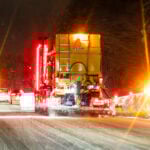 Två plogbilar saltar motorväg..