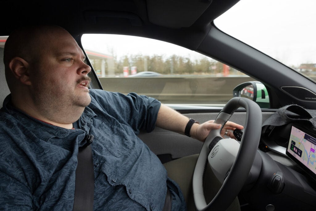 Peter Esse bakom ratten.