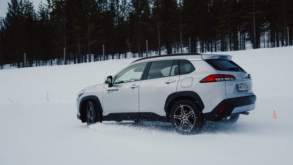 Vit Toyota Corolla Cross på snö. 