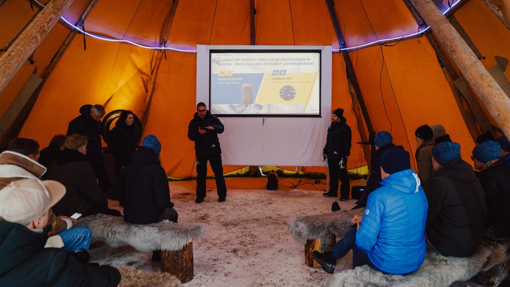 Michelin-teamet håller en presentation.