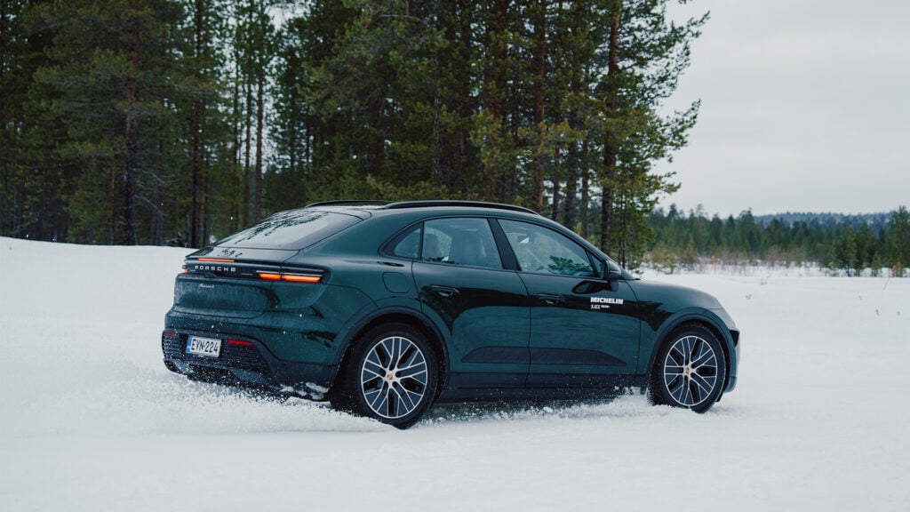 Mörkgrön Porsche Macan på snö.
