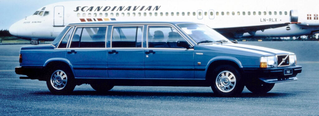 Blå Volvo sexdörrars Volvo 740. 