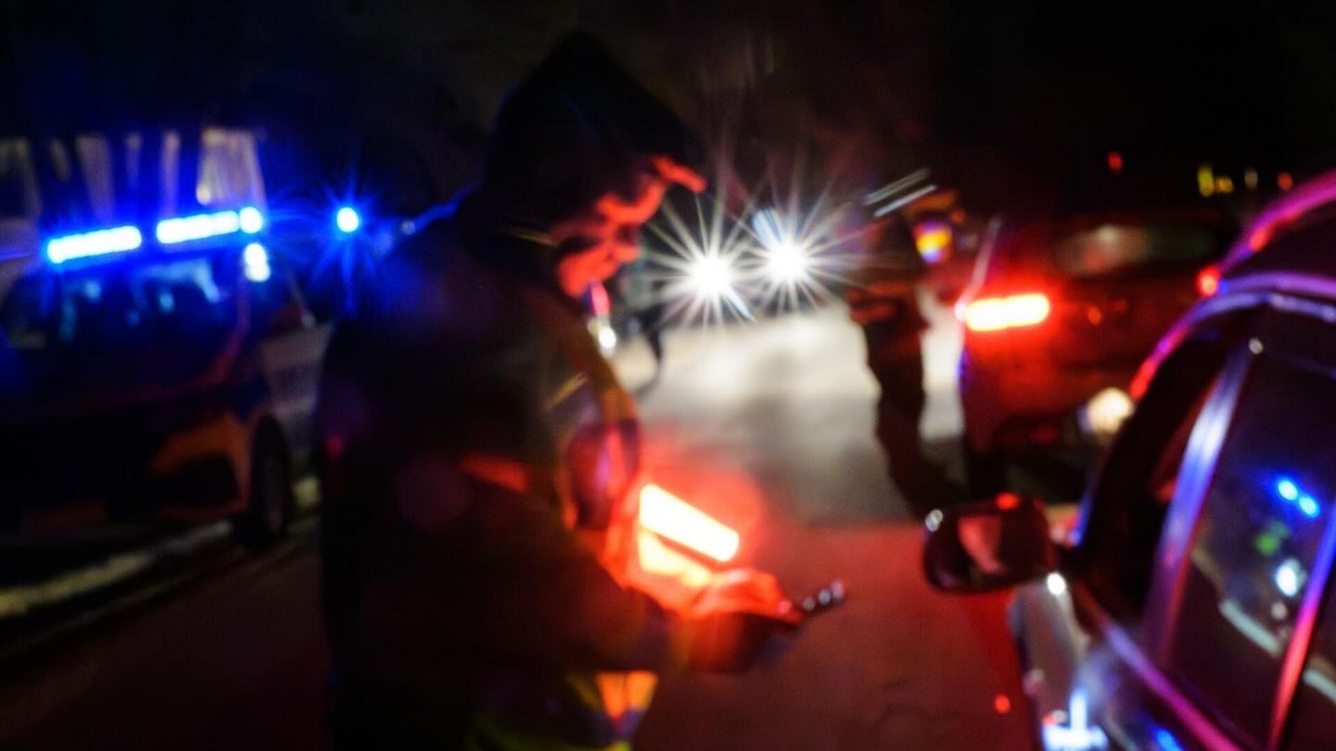 Polis kontrollerar bil under insats mot misstänkt streetrace i Göteborg