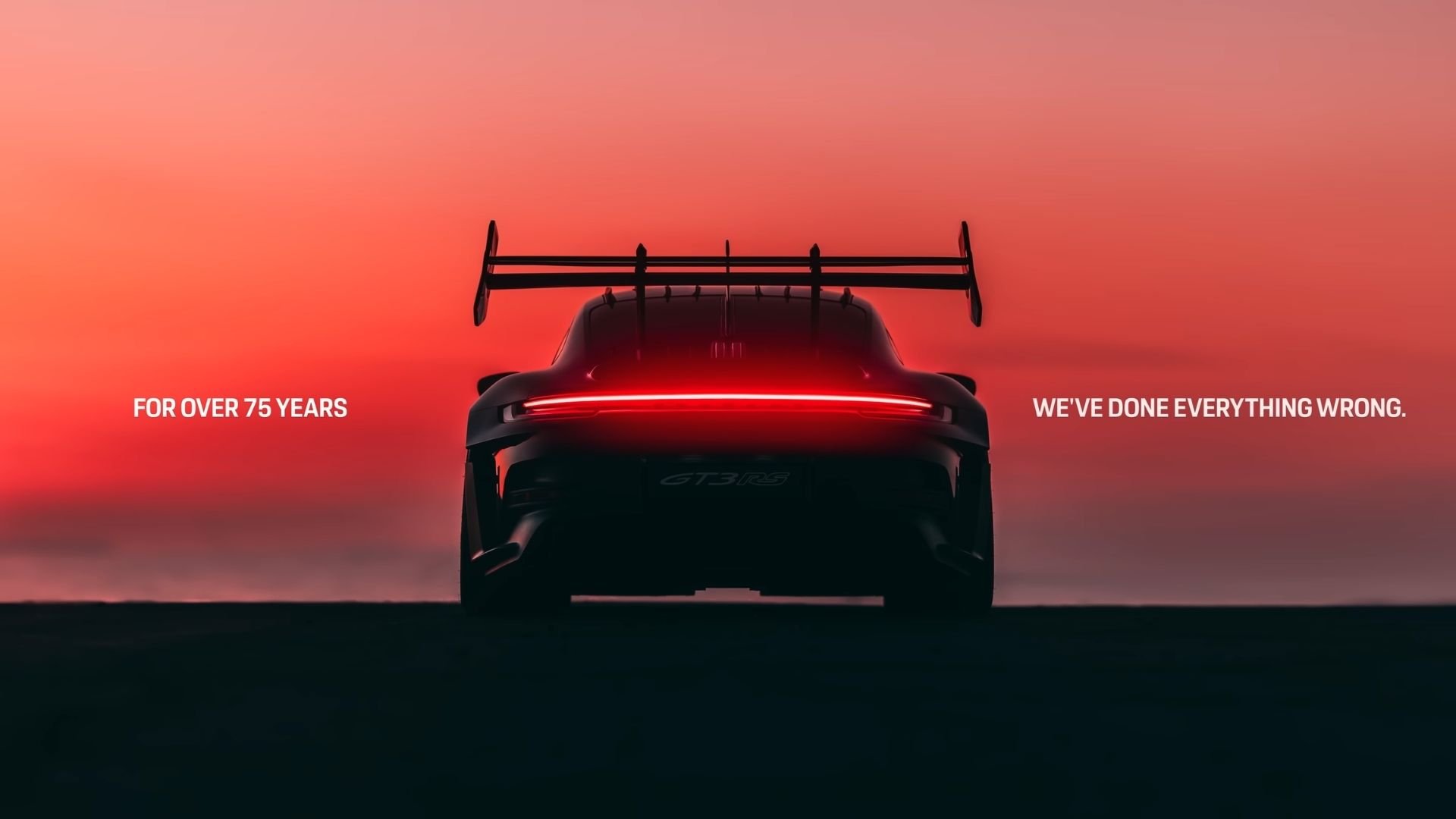 Porsche 911 bakifrån i motljus med text om att märket gjort allt fel i 75 år
