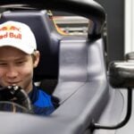 Scott Kin Lindblom sitter i en formelbil med Red Bull-keps under test inför sin satsning i Red Bulls juniorprogram