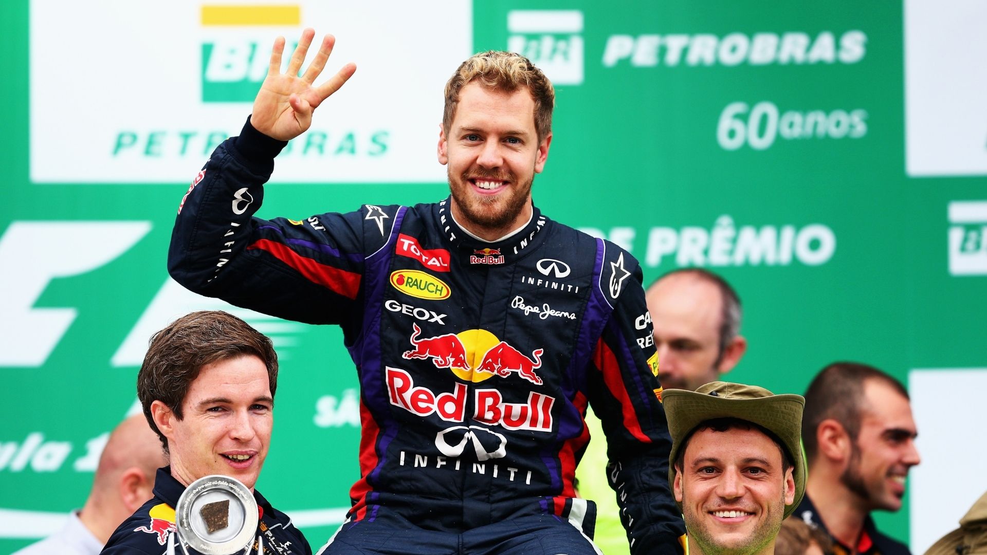 Sebastian Vettel firar på prispallen i Red Bull efter en seger i Formel 1