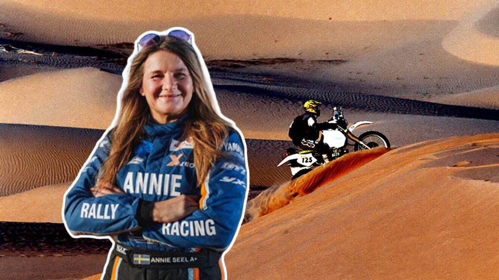 Annie Seel inklippt på en bild på en motorcykel på sanddyner i Dakarrally. s