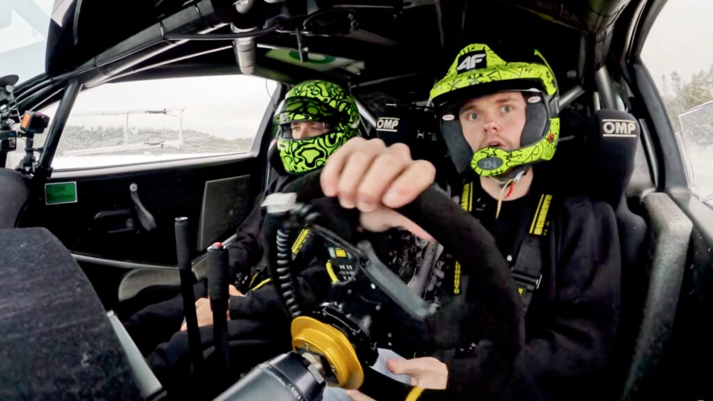 Lando Norris åker med Oliver solberg i en rallybil.