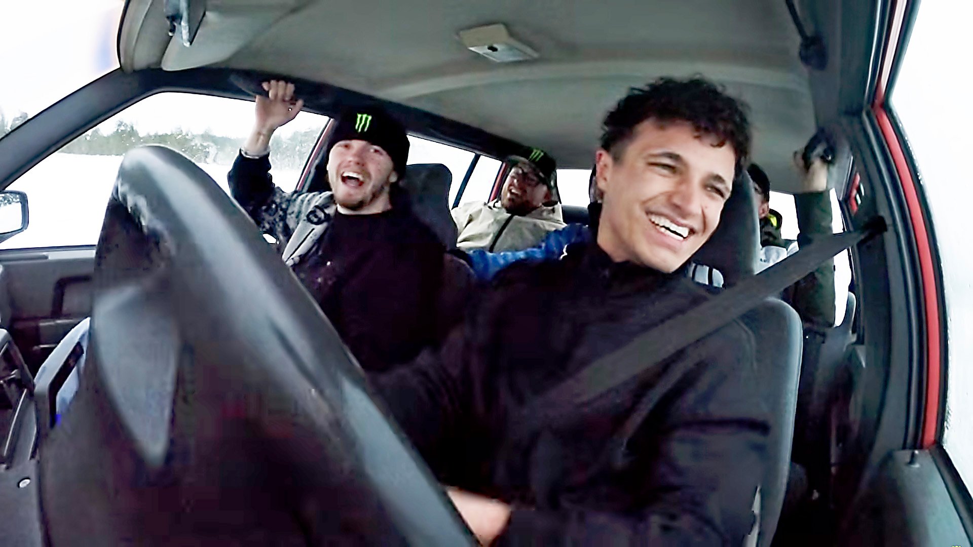 Lando Norris sladdar runt i en Volvo 940 med Oliver Solberg som passagerare. Foto: Monster Energy